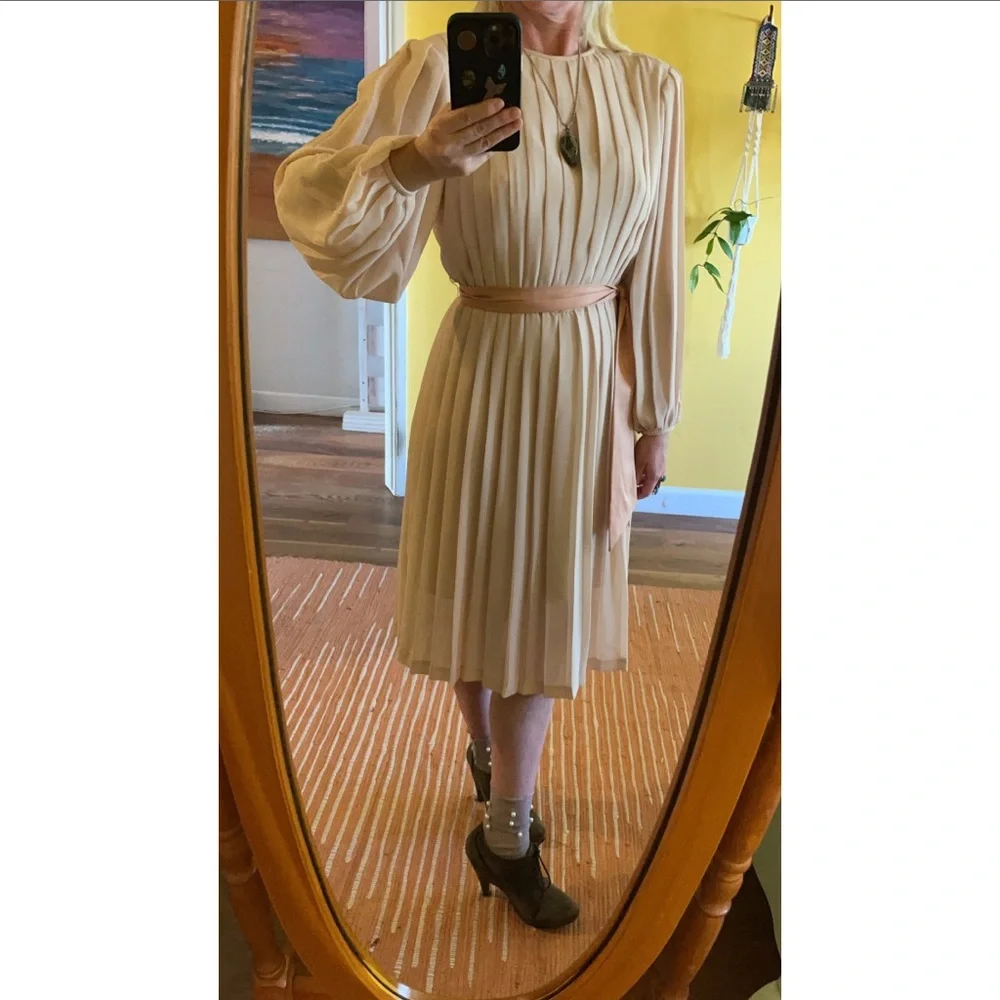 Vintage Ethereal Pleated Cream MIDI Dress - Picture 6 of 13